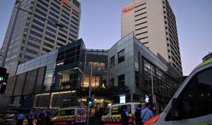 petugas-medis-di-sekitar-lokasi-penusukan-di-bondi-junction-sydney-via-reutersaap_169