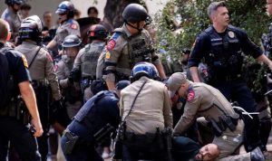 penegakan-hukum-menahan-seorang-pengunjuk-rasa-pro-palestina-di-universitas-texas-selama-konflik-yang-sedang-berlangsung-antar-1_169