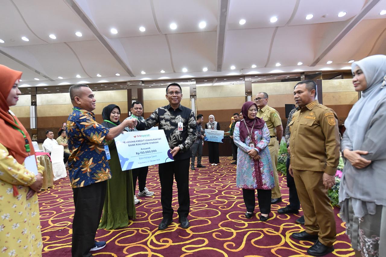 BRK_Syariah_dan_Pemerintah_Provinsi_Riau_Ikuti_Akad_Massal_KUR_800_000_Debitur_dan_Peluncuran_Kredit_Program_Perumahan